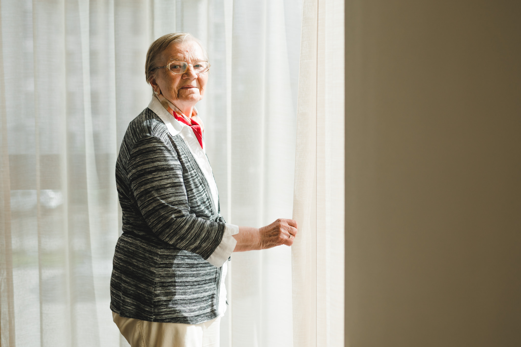 Bewohnern lächelt vorm Fenster